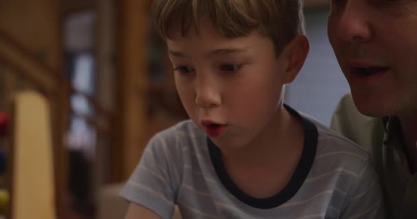 Kafkasyalı Bir Adam Küçük Oğlunun Oturma Odasında Otururken Masada Oturup — Stok video