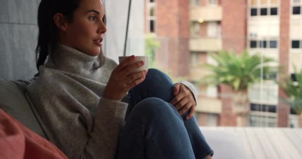 Vista Lateral Mujer Joven Disfrutando Tiempo Libre Sentado Cama Bebiendo — Vídeo de stock