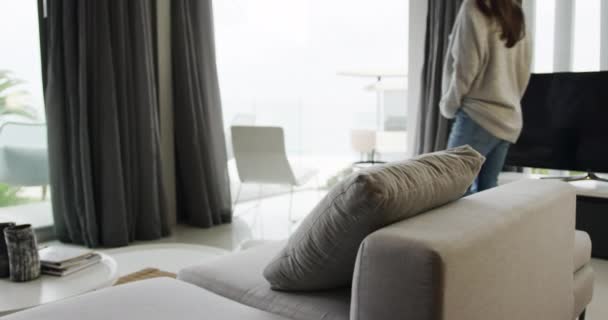 Rückansicht Einer Jungen Frau Die Eine Auszeit Genießt Einem Hotelzimmer — Stockvideo