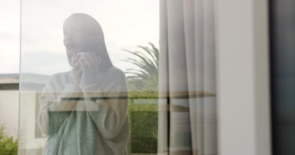 年轻女子享受假期 站在阳台上 喝着窗外看到的咖啡 慢动作的前景 — 图库视频影像