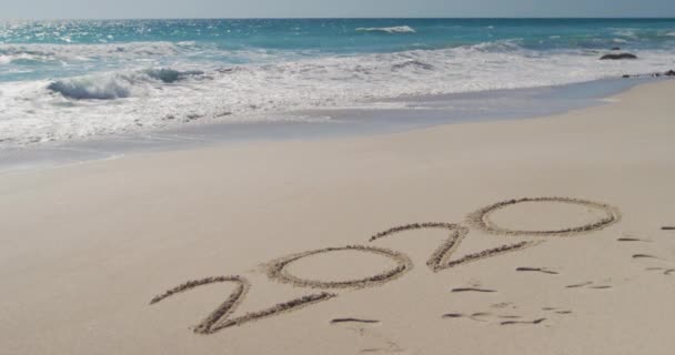 2020 Geschrieben Sand Einem Sonnigen Strand Mit Ruhigem Meer Und — Stockvideo