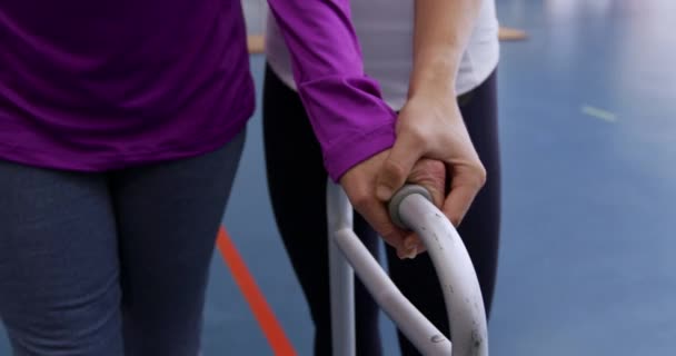 Vista Frontal Sección Media Una Mujer Mayor Caucásica Caminando Usando — Vídeos de Stock