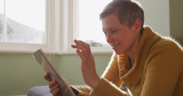 Zijaanzicht Close Van Een Oudere Blanke Vrouw Thuis Zittend Haar — Stockvideo