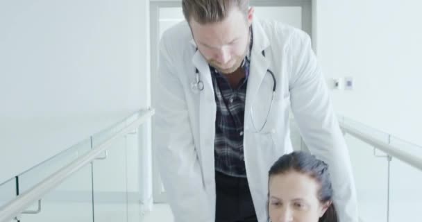 Вид Белого Врача Больнице Толкающего Белую Пациентку Инвалидном Кресле Разговаривающего — стоковое видео