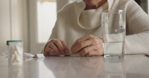 Вид Спереди Средней Части Пожилой Кавказской Женщины Сидящей Себя Дома — стоковое видео