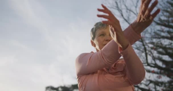 Низкий Угол Обзора Пожилой Белой Женщины Короткими Седыми Волосами Спортивной — стоковое видео