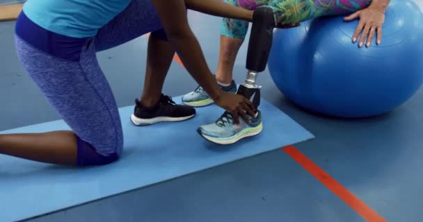 Niski Widok Boku Białą Kobietę Protezą Nogi Siedzącą Piłce Ćwiczeń — Wideo stockowe