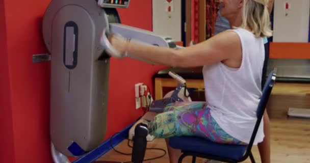 Vista Lateral Una Mujer Caucásica Con Una Pierna Protésica Gimnasio — Vídeo de stock