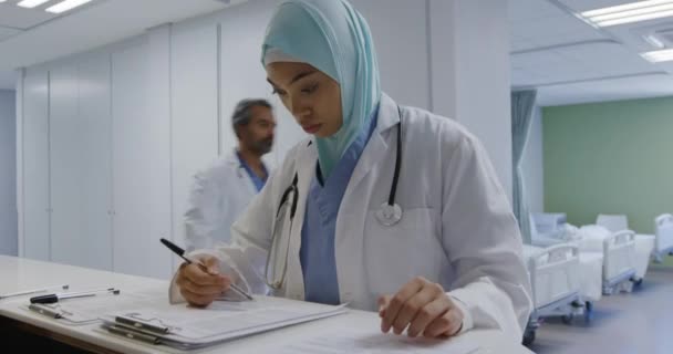 Frontansicht Einer Gemischten Rasse Ärztin Einem Krankenhaus Mit Labormantel Stethoskop — Stockvideo