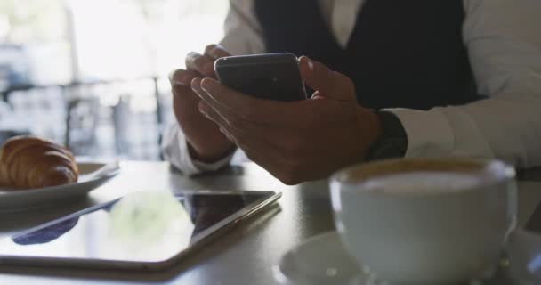 Vista Frontal Sección Central Joven Hombre Negocios Caucásico Café Utilizando — Vídeo de stock