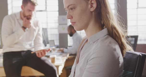 Portrait Jeune Femme Professionnelle Créative Caucasienne Heureuse Dans Bureau Moderne — Video