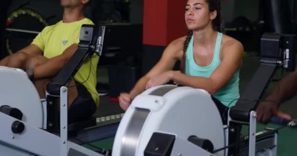 Mulher Vestindo Roupas Esportivas Exercitando Ginásio Centro Esportes Mudando Configurações — Vídeo de Stock