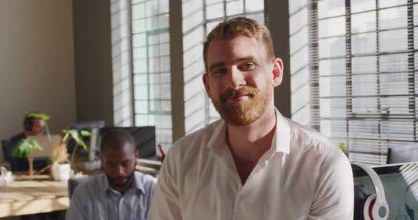 Porträtt Ung Glad Vit Kreativ Professionell Man Ett Modernt Kontor — Stockvideo