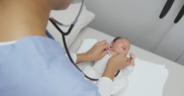 Yeni Doğmuş Bir Bebeği Muayene Ederken Steteskopla Dinleyen Hastanede Çalışan — Stok video