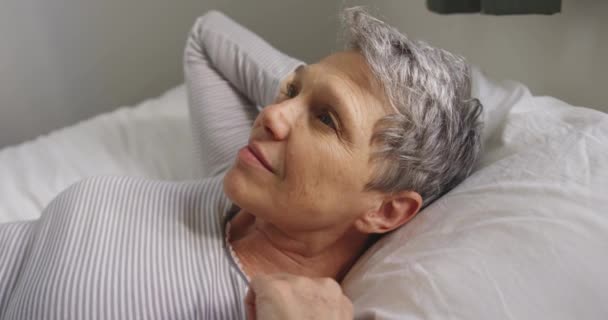 Боковой Вид Пожилой Белой Женщины Короткими Седыми Волосами Лежащей Кровати — стоковое видео