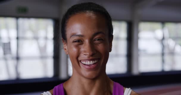Portrait Gros Plan Une Jeune Femme Sportive Race Mixte Portant — Video