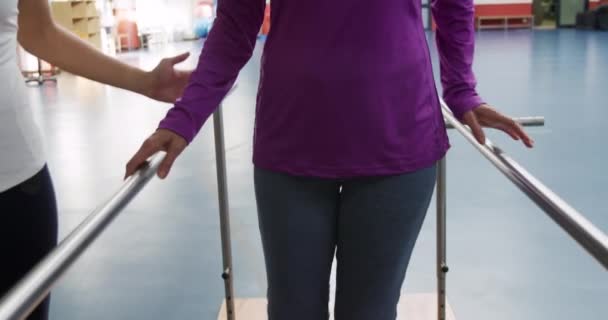 코카서스 스포츠 체육관에서 운동하는 카프카스 치료사가 사이를 걸으며 프로그램을 그녀를 — 비디오