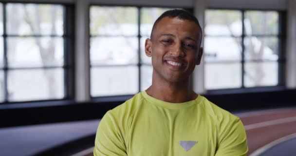 Retrato Perto Atlético Raça Mista Vestindo Roupas Esportivas Sorrindo Para — Vídeo de Stock