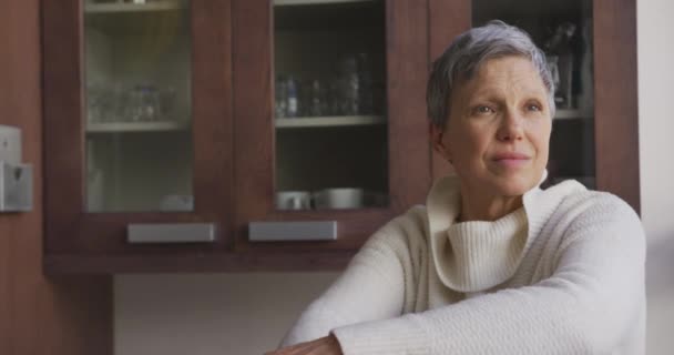 Vista Frontal Cerca Una Mujer Mayor Caucásica Con Pelo Gris — Vídeos de Stock