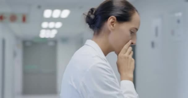 Побочный Обзор Обеспокоенной Белой Женщины Врача Халате Стетоскопе Шагающей Больничному — стоковое видео