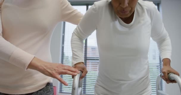 Nahaufnahme Einer Kaukasischen Physiotherapeutin Die Einer Patientin Mit Gemischter Rasse — Stockvideo