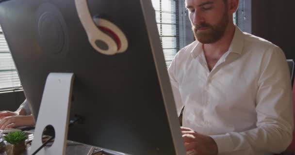 사무실에 코카서스 창의력 직업적 남자와 친구와 컴퓨터를 사용하여 동작을 — 비디오