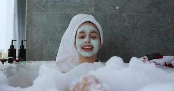 Vista Frontal Una Joven Mujer Caucásica Moderno Cuarto Baño Con — Vídeos de Stock