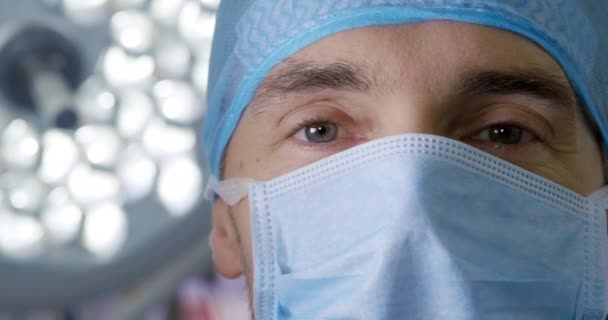 Πορτρέτο Κοντά Καυκάσιο Άνδρα Επαγγελματία Υγείας Χειρουργείο Νοσοκομείου Φορώντας Χειρουργικό — Αρχείο Βίντεο