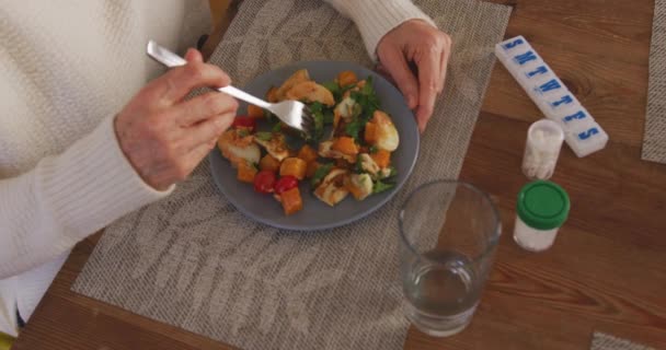 Vista Sección Media Ángulo Alto Una Mujer Caucásica Mayor Comedor — Vídeos de Stock