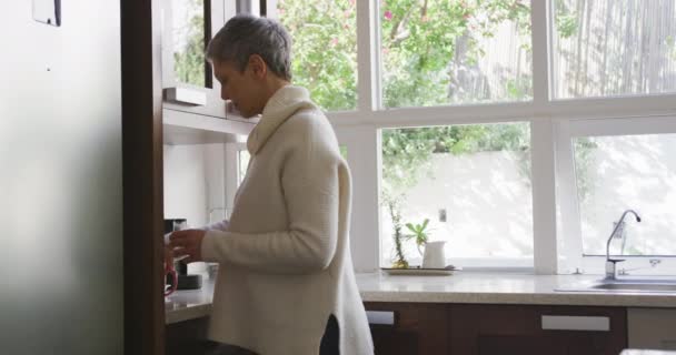 Vista Lateral Una Mujer Caucásica Mayor Con Pelo Gris Corto — Vídeos de Stock