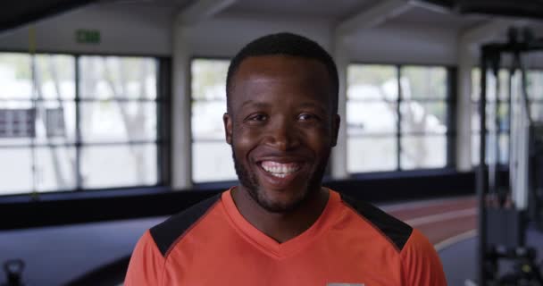 Retrato Perto Atlético Afro Americano Vestindo Roupas Esportivas Sorrindo Para — Vídeo de Stock