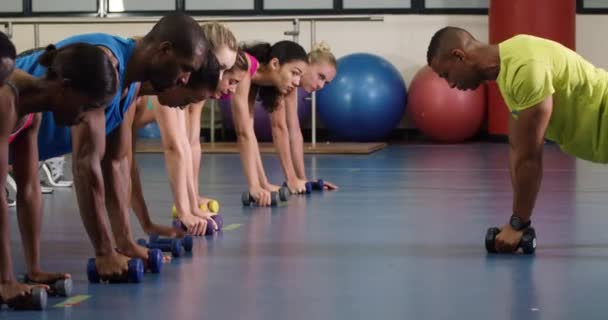 Widok Boku Afroamerykańskiego Trenera Fitness Instruującego Zróżnicowaną Grupę Dorosłych Podczas — Wideo stockowe