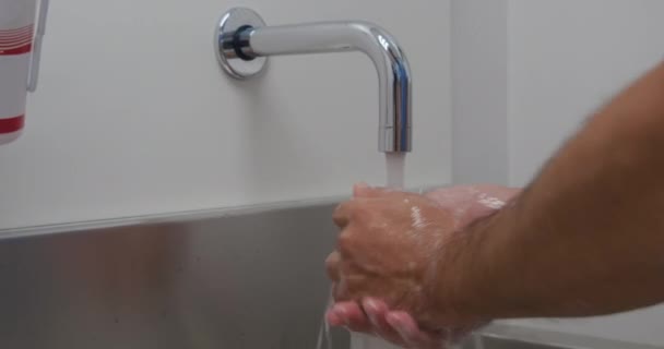 Acercamiento Las Manos Cirujano Caucásico Que Lava Desinfla Lavabo Hospital — Vídeos de Stock