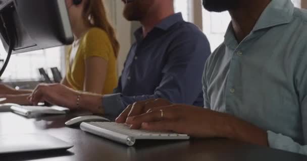 Seitenansicht Des Jungen Kreativen Berufsgemischtrassen Mannes Mit Seinen Beiden Kolleginnen — Stockvideo