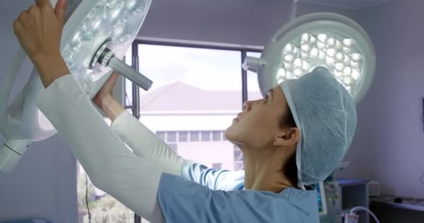 Seitenansicht Einer Gemischten Rasse Weiblichen Gesundheitspersonal Einem Krankenhaus Mit Einer — Stockvideo
