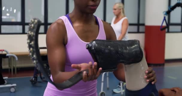 Spor Salonundaki Spor Kıyafetlerini Giymiş Iki Protez Bacaklı Afrikalı Amerikalı — Stok video