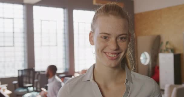 Retrato Joven Mujer Profesional Creativa Caucásica Una Oficina Moderna Sonriendo — Vídeo de stock