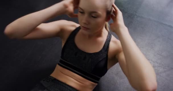 스포츠 센터에서 운동하는 여성의 — 비디오