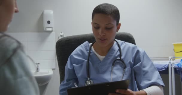 Через Плече Жінки Медики Лікарні Сидять Роблять Нотатки Спілкуються Вагітною — стокове відео