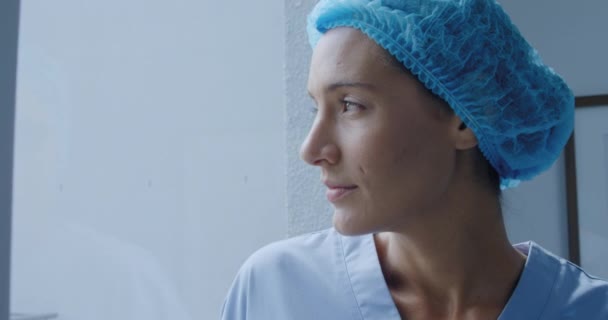 Seitenansicht Einer Kaukasischen Gesundheitshelferin Einem Krankenhaus Die Peelings Und Eine — Stockvideo