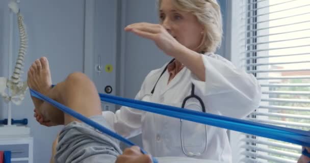 Låg Del Äldre Manlig Patient Med Blandras Som Ligger Soffa — Stockvideo