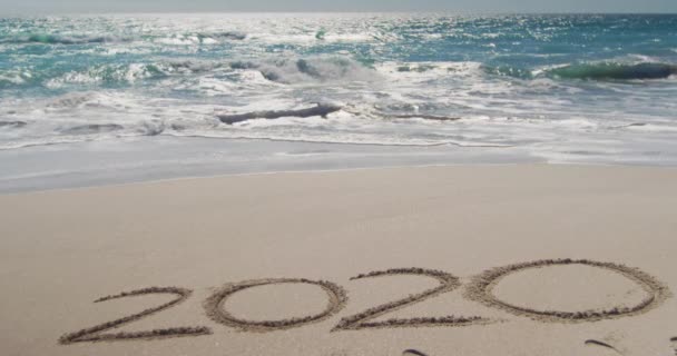 2020 Napsáno Písku Slunné Pláži Klidným Mořem Jasnou Modrou Oblohou — Stock video