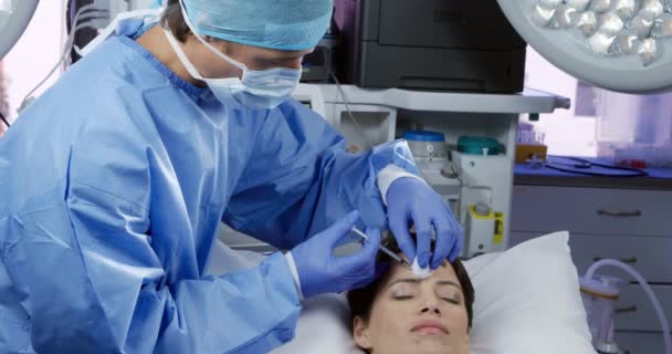Framifrån Vit Kvinnlig Patient Operationsbordet Klinik Som Får Botox Injektion — Stockvideo