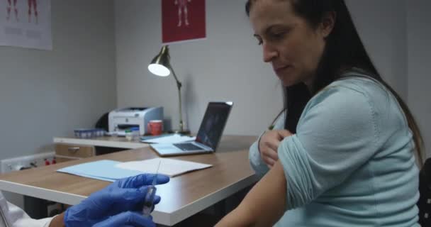 Side View Blandet Race Kvindelige Sundhedsperson Hospital Sidder Giver Injektion – Stock-video