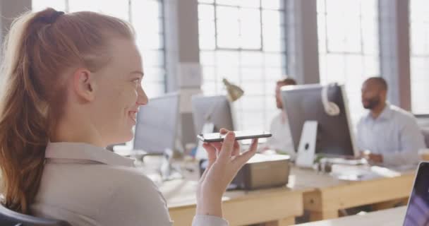 Seitenansicht Einer Jungen Glücklichen Kaukasischen Kreativen Einem Modernen Büro Die — Stockvideo