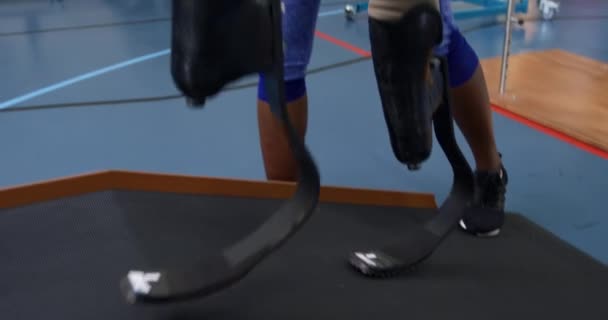 Side View African Amercian Man Two Prosthetic Legs Wearing Sports — Stock Video
