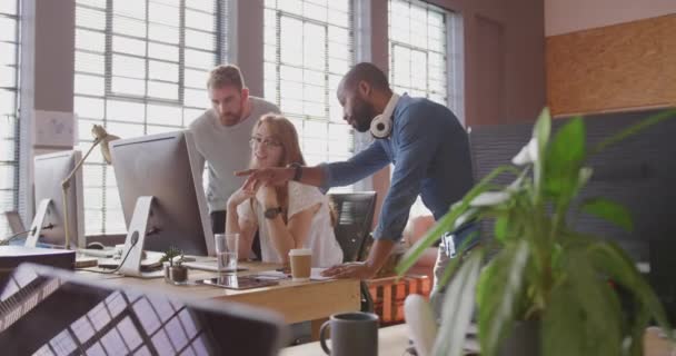 Vooraanzicht Van Jonge Blanke Gemengde Ras Creatieve Professionele Mannen Jonge — Stockvideo