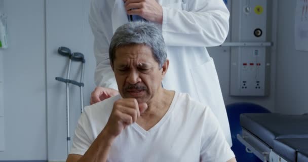 Üst Düzey Melez Bir Erkek Hastanın Öksürmesi Planda Beyaz Önlük — Stok video