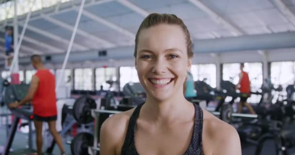 Retrato Cerca Una Joven Atlética Caucásica Vestida Con Ropa Deportiva — Vídeo de stock