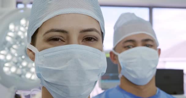 Vista Frontale Vicino Una Donna Razza Mista Professionista Sanitario Maschile — Video Stock